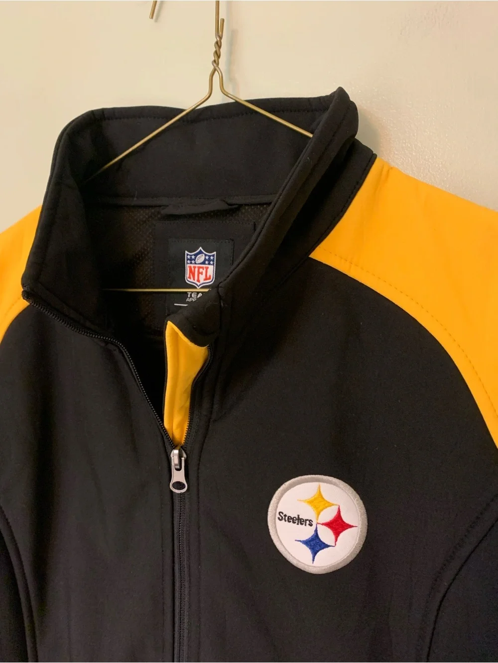 NFL — Pittsburgh Steelers women’s medium black and yellow logo jacket